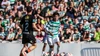 Ein Spieler von Celtic Glasgow in dynamischer Bewegung am Ball vor vollbesetzten Zuschauerrängen während eines Heimspiels im Celtic Park.